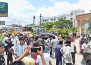 বরিশালে শিক্ষামন্ত্রীর পদত্যাগের দাবীতে শিক্ষার্থীদের সড়ক অবরোধ