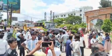 বরিশালে শিক্ষামন্ত্রীর পদত্যাগের দাবীতে শিক্ষার্থীদের সড়ক অবরোধ