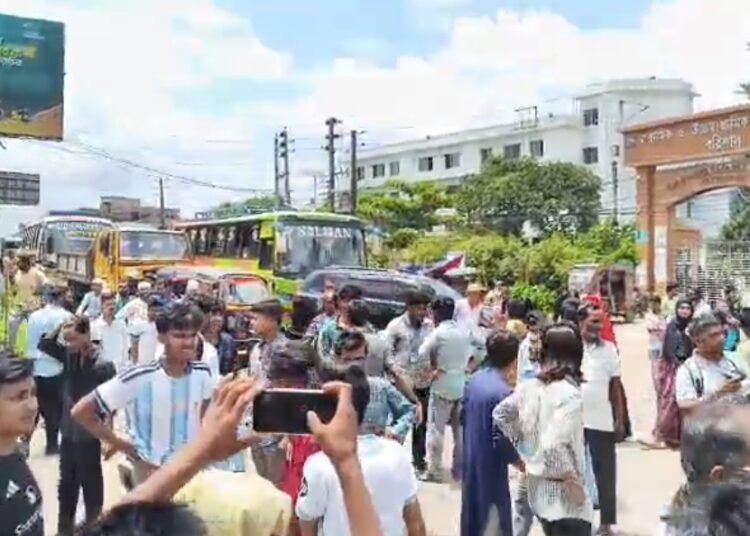 বরিশালে শিক্ষামন্ত্রীর পদত্যাগের দাবীতে শিক্ষার্থীদের সড়ক অবরোধ