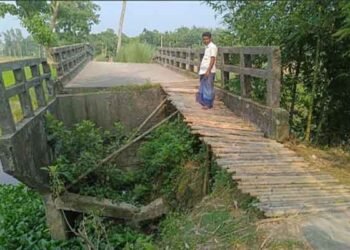 ৭ বছর ধরে ভাঙা সেতু, চরম দুর্ভোগে কেতকীবাড়ীর হাজারো মানুষ