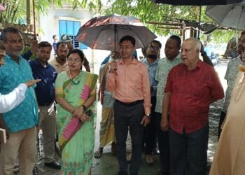 ডোমারের চিলাহাটিতে পাখির গ্রাম পরিদর্শনে জেলা প্রশাসক
