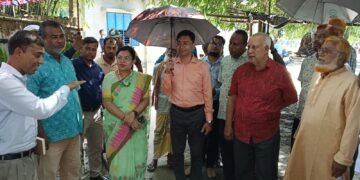 ডোমারের চিলাহাটিতে পাখির গ্রাম পরিদর্শনে জেলা প্রশাসক