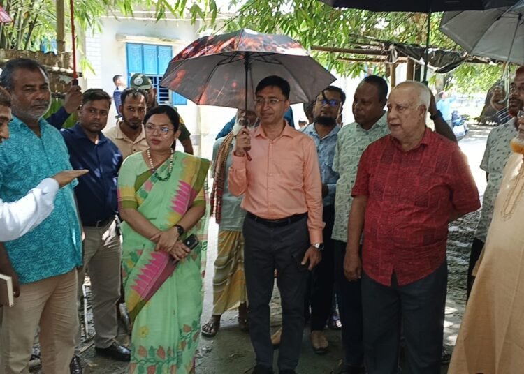 ডোমারের চিলাহাটিতে পাখির গ্রাম পরিদর্শনে জেলা প্রশাসক