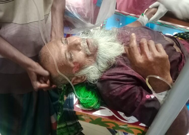 শরীয়তপুরে বাসের চাপায় গুরুতর আহত বৃদ্ধ হকার, ঢামেকে রেফার