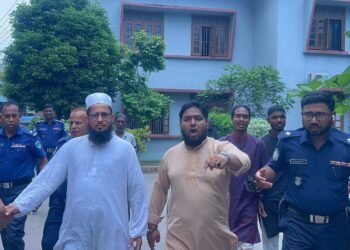 বাম থেকে দু'নাম্বার ববি সাবেক শিক্ষার্থী খাজা আহমেদ!