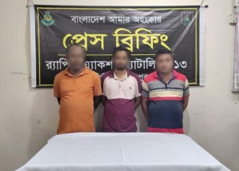 দিনাজপুরে কুরিয়ার গোডাউনে মিলল ৩৩ হাজার ৭২৪ বোতল যৌন উত্তেজক সিরাপ, গ্রেপ্তার ৩