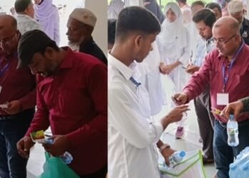 কুমিল্লার বরুড়া প্রেসক্লাবের আয়োজনে এইচএসসি পরীক্ষার্থীদের কলম ও পানি বিতরণ