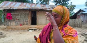 দারিদ্র্যের নির্মম থাবায় থমকে গেছে তিন সন্তানের জীবন