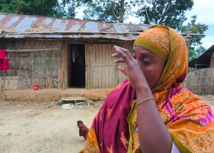 দারিদ্র্যের নির্মম থাবায় থমকে গেছে তিন সন্তানের জীবন