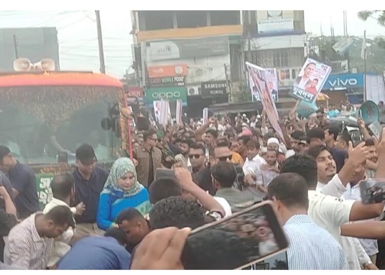 Massive crowds and a festive reception on the highway mark the Prime Minister's first visit to the southern region.
