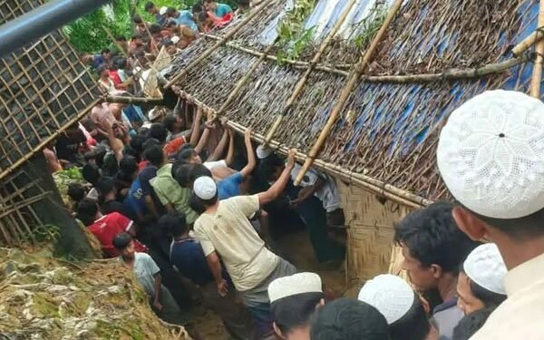 রোহিঙ্গা ক্যাম্পে পাহাড় ধস, মাটি চাপায় নিহত ৮