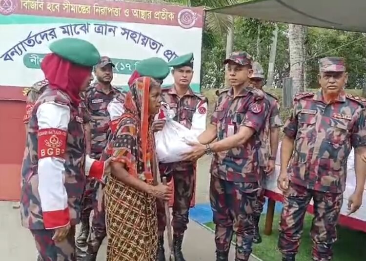 সাতক্ষীরায় বিজিবির উদ্যোগে ত্রাণ সামগ্রী বিতরণ