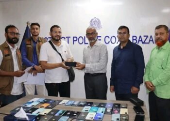 হারিয়ে যাওয়া শখের ফোন ফিরে পেয়ে পুলিশের প্রতি কৃতজ্ঞতা