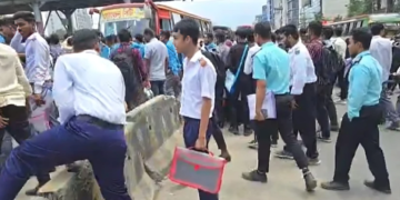 শিক্ষামন্ত্রী পদত্যাগের দাবিতে উত্তরায় সড়ক অবরোধ করেছে শিক্ষার্থীরা