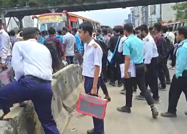 শিক্ষামন্ত্রী পদত্যাগের দাবিতে উত্তরায় সড়ক অবরোধ করেছে শিক্ষার্থীরা