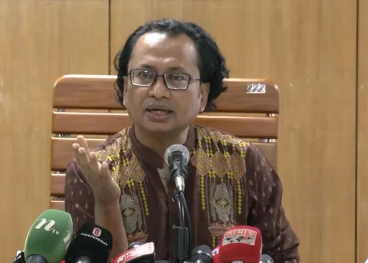তথ্য অধিদপ্তরের সম্মেলনকক্ষে সাপ্তাহিক সংবাদ সম্মেলনে প্রধানমন্ত্রীর তথ্য ও সম্প্রচার উপদেষ্টা জাহেদ উর রহমান।