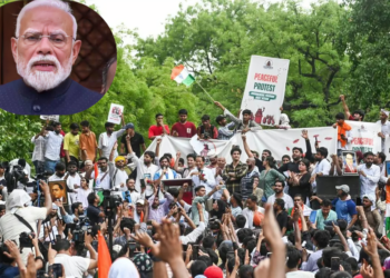 নরেন্দ্র মোদির পদত্যাগের দাবিতে উত্তাল দিল্লি