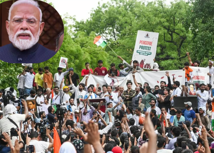 নরেন্দ্র মোদির পদত্যাগের দাবিতে উত্তাল দিল্লি
