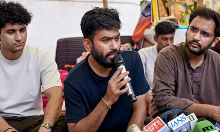 শিক্ষামন্ত্রীর পদত্যাগেও থামছে না আন্দোলন, সামনে এলো বিক্ষোভকারীদের ৩ নতুন দাবি