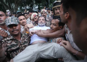 কংগ্রেস নেতা রাহুল গান্ধী ও প্রিয়াঙ্কা গান্ধী আটক