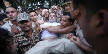 কংগ্রেস নেতা রাহুল গান্ধী ও প্রিয়াঙ্কা গান্ধী আটক