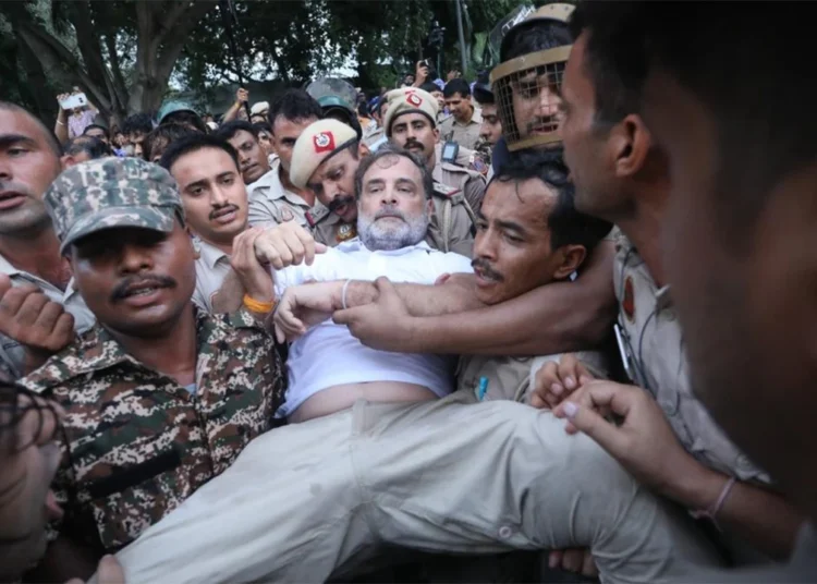 কংগ্রেস নেতা রাহুল গান্ধী ও প্রিয়াঙ্কা গান্ধী আটক