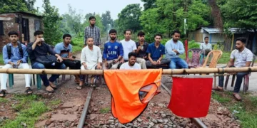 ট্রেনে শিক্ষার্থীকে মারধরের অভিযোগ, রেললাইন অবরোধে রাজশাহীর সঙ্গে সারাদেশের ট্রেন চলাচল বন্ধ