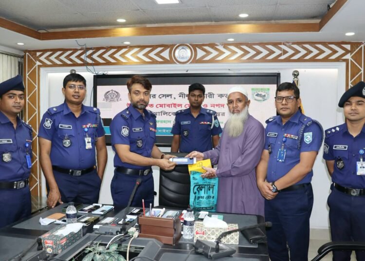 নীলফামারীতে সাইবার সেল গঠনের দেড় মাসেই ২০টি হারানো মোবাইল উদ্ধার