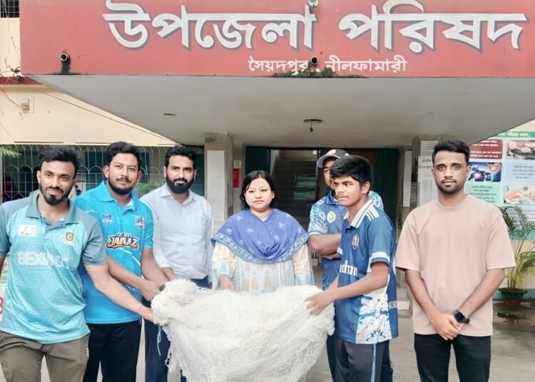 সৈয়দপুরে ক্রীড়া উপকরণ দিয়ে ঝড়ে ক্ষতিগ্রস্ত
ক্রিকেট একাডেমির পাশে দাঁড়ালো উপজেলা প্রশাসন