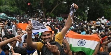 ককরোচ আন্দোলনে বদলে যাচ্ছে ভারতের রাজনীতির চেনা সমীকরণ
