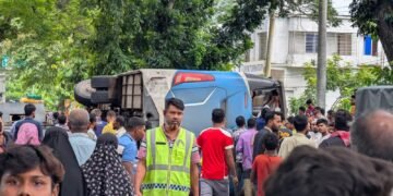 চুয়াডাঙ্গায় যাত্রীবাহী বাস উল্টে শিশু, নারীসহ আহত ২০