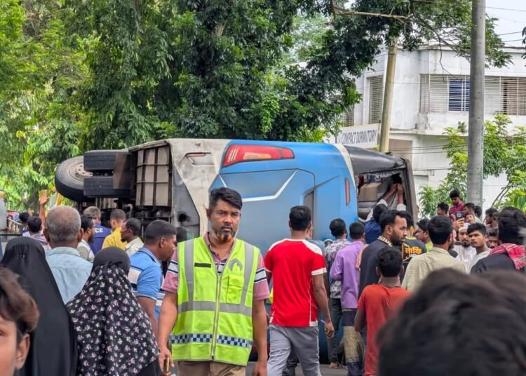 চুয়াডাঙ্গায় যাত্রীবাহী বাস উল্টে শিশু, নারীসহ আহত ২০