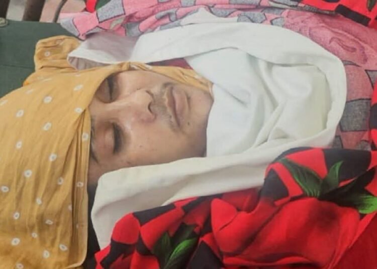 সহকর্মীদের ডাকে সাড়া মেলেনি, দরজা ভেঙে মিলল নার্সের মরদেহ