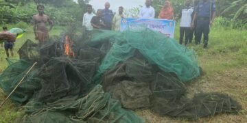 চরভদ্রাসনে ভুবনেশ্বর নদীতে অভিযান: ৪০টি চায়না দুয়ারী, ৩টি বাঁধ ও একটি ভেসাল ধ্বংস