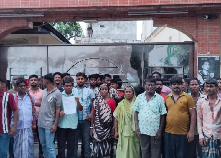 সৈয়দপুরে মজুরি বৃদ্ধিসহ ১৪ দাবিতে
হরিজনদের পৌরসভা কার্যালয় ঘেরাও