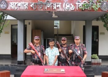 যশোরে স্বর্ণের বারসহ পাচারকারী আটক