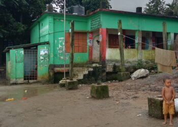 মধ্যনগরে ঝুঁকিপূর্ণ ভবণে ভারপ্রাপ্ত আর অস্থায়ী শিক্ষিকার পাঠদান