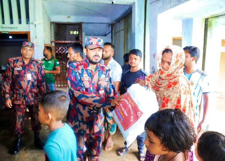 পাহাড় ধসে আশ্রয়হীন মানুষের পাশে ৪১ বিজিবি