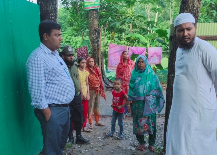 কাপাসিয়ায় বৃষ্টিতে ধসে পড়ল রিকশাচালকের মাটির ঘর, পাশে দাঁড়ালেন ইউএনও