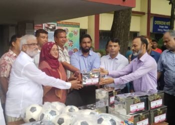 সৈয়দপুরে অগ্নিকাণ্ডে ক্ষতিগ্রস্তদের অর্থ সহায়তা দিলেন এমপি বিলকিস ইসলাম