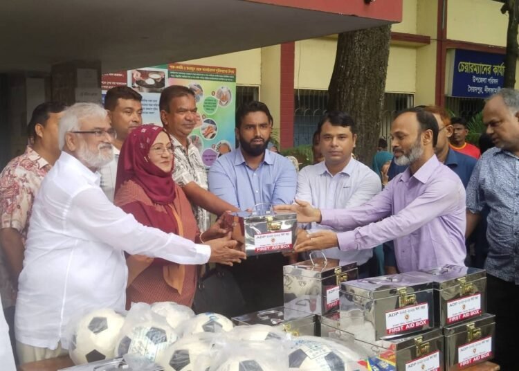 সৈয়দপুরে অগ্নিকাণ্ডে ক্ষতিগ্রস্তদের অর্থ সহায়তা দিলেন এমপি বিলকিস ইসলাম