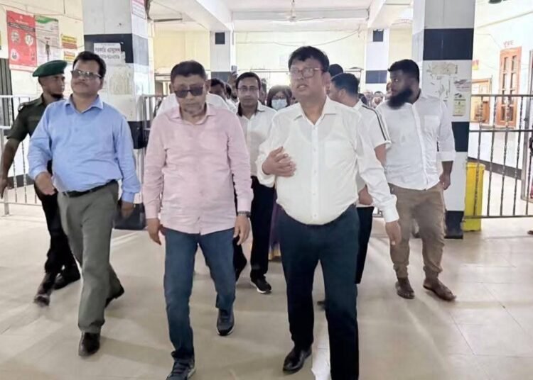 সাতক্ষীরায় স্বাস্থ্য মন্ত্রীর আকস্মিক হাসপাতাল পরিদর্শন দুই চিকিৎসক সহ বরখাস্ত তিন