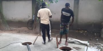 সৈয়দপুরে উপজেলা স্বাস্থ্য কমপ্লেক্সের টয়লেটের ময়লা ড্রেনে, দুর্ভোগে পথচারীরা