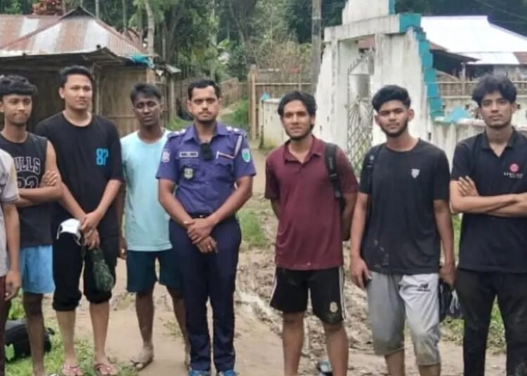 হামহাম জলপ্রপাতে আটকে পড়া ১০ পর্যটক উদ্ধার