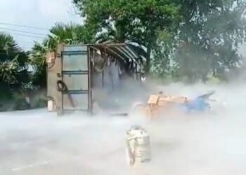 বড়াইগ্রামে ট্রাক উল্টে নাইট্রোজেন গ্যাসে আচ্ছন্ন মহাসড়ক, আহত ২