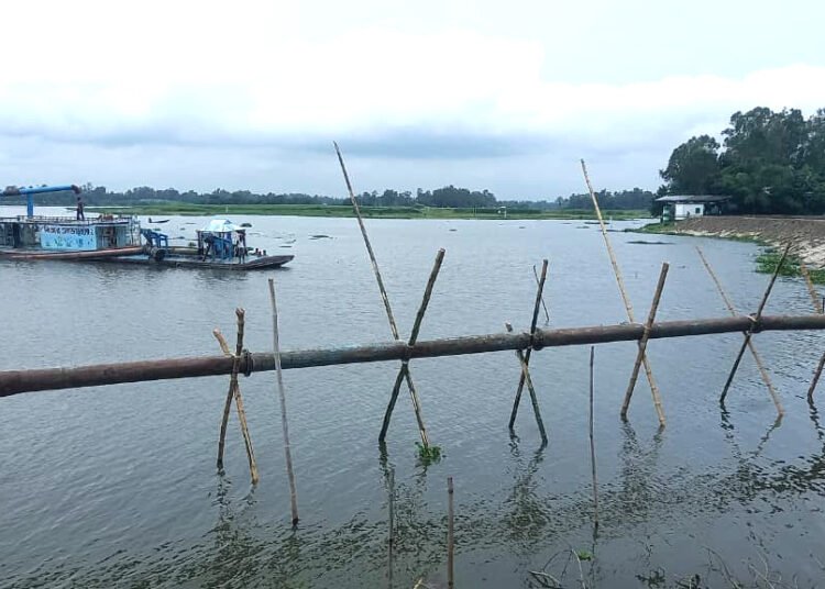 আদালতের নিষেধাজ্ঞা অমান্য করে কৃষি জমি দখলের অভিযোগ