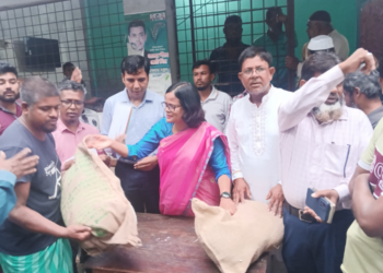 খুলনায় ঝড়ে ক্ষতিগ্রস্ত ২৬ পরিবারকে হুইপ বকুলের নির্দেশে ত্রাণ ও নগদ অর্থ সহায়তা