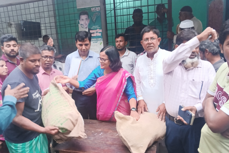 খুলনায় ঝড়ে ক্ষতিগ্রস্ত ২৬ পরিবারকে হুইপ বকুলের নির্দেশে ত্রাণ ও নগদ অর্থ সহায়তা