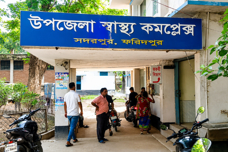 বৃষ্টিতে বিদ্যুৎস্পৃষ্ট হয়ে যুবকের মৃত্যু, আহত ৪