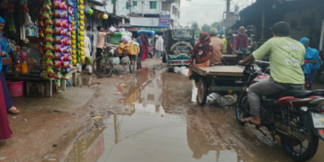 Waterlogging at Chilahati Intersection After Light Rain; Students and Pedestrians Face Severe Hardship